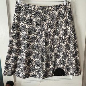 Gap skirt size 10 black and white